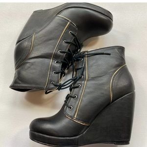 Deena Ozzy 9 Platform Wedge Booties W Gold Piping